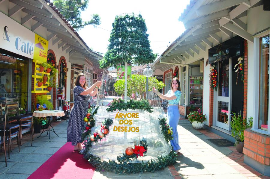 Árvore dos Desejos é novidade. Na foto, as comerciantes Jenifer Puhl e Michele Rampanelli convidam para prestigiar o espaço