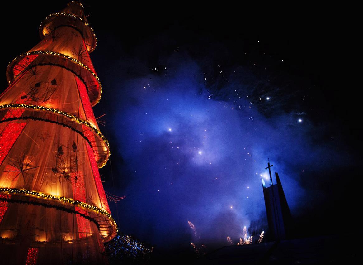 Árvore e show de fogos iluminaram a noite de abertura