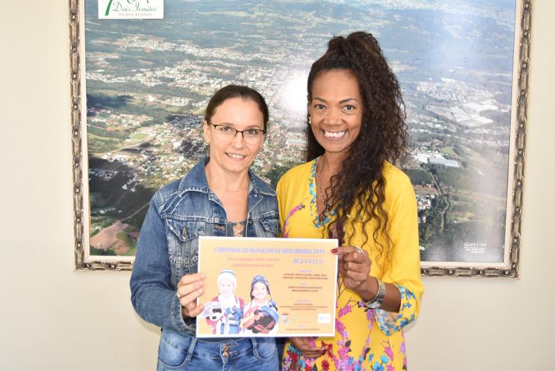 Leila Giehl e prefeita Tânia com o cartaz da campanha