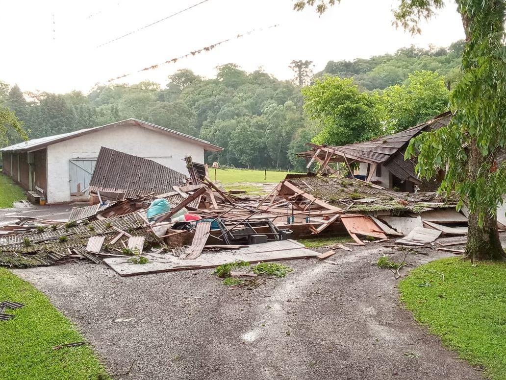 Atelier localizado antes da Ponte de Pedra, no bairro Beira Rio, foi destruído pelo temporal
