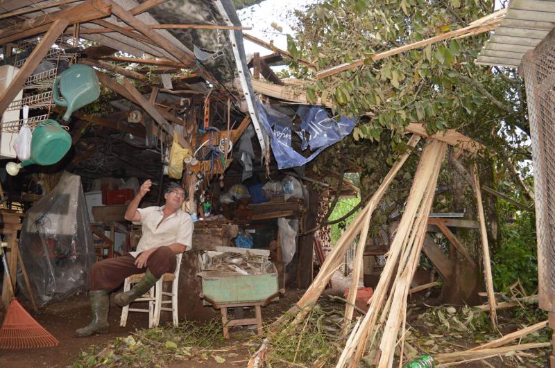 Pouco antes, Romildo estava no galpão olhando a chuva