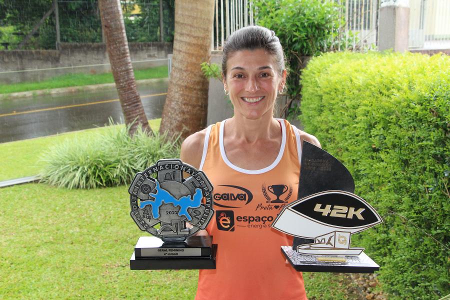 Atleta amadora, ela é destaque ao lado de profissionais do esporte. Na foto, com os últimos troféus conquistados em 2022