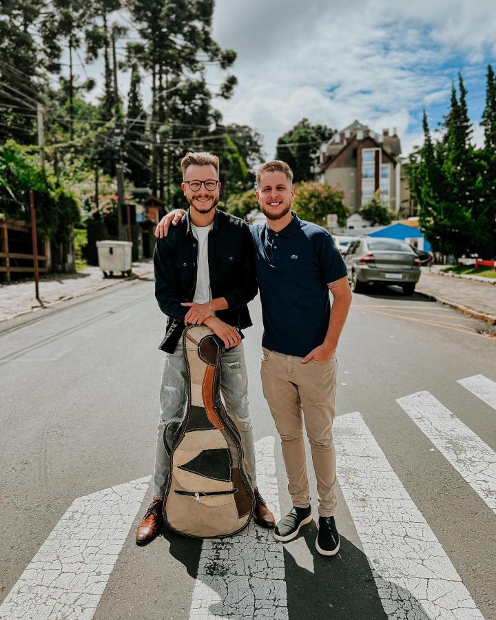 Augusto & Rafael viralizaram no país com a música Dona Chica