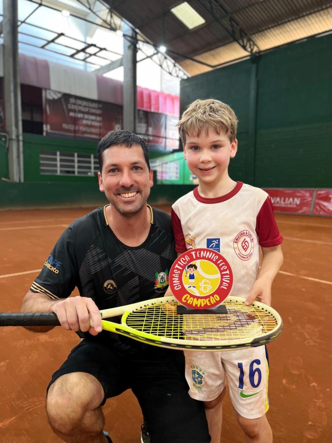 Augusto Vieira foi campeão na Bola Laranja. Na foto, com o pai, Lucas