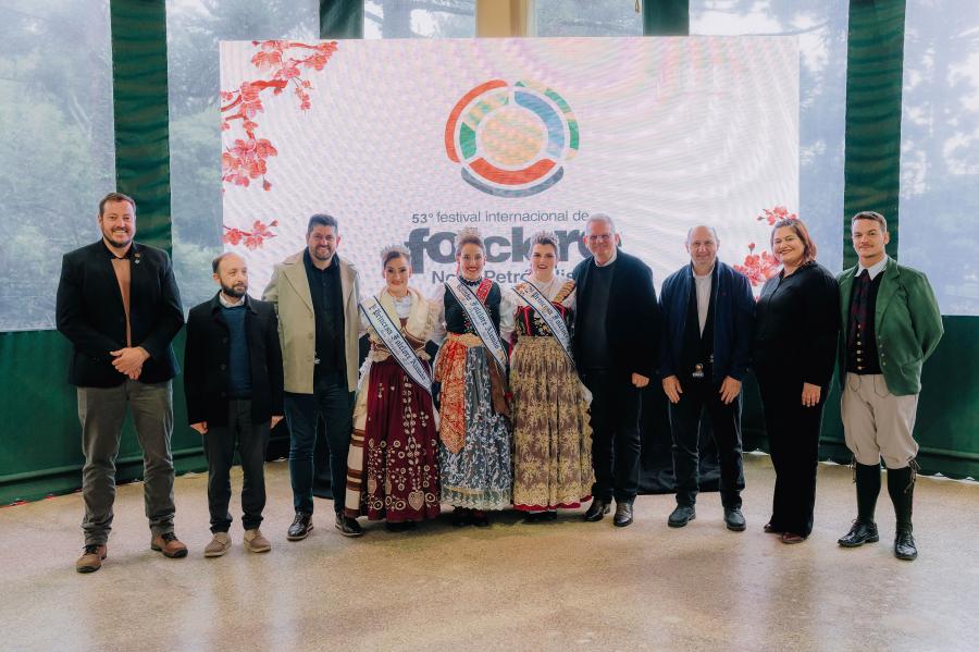 Autoridades e integrantes da organização do evento