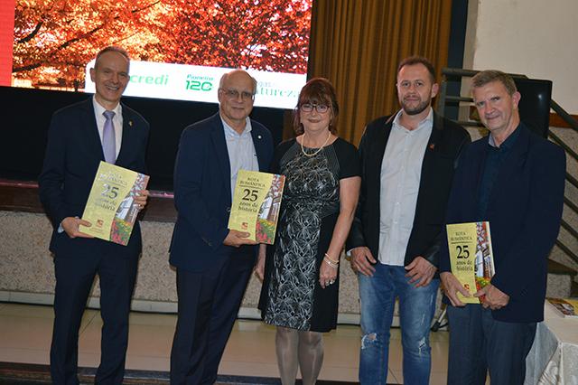 Autoridades e representantes da cultura alemã do Estado também receberam o exemplar do livro