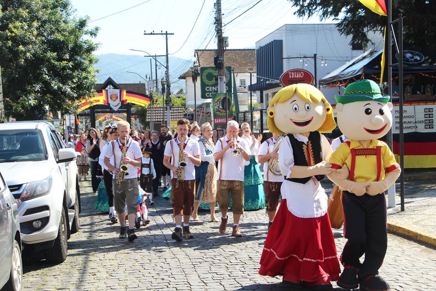 Baila Baila puxou a procissão nesta sexta-feira