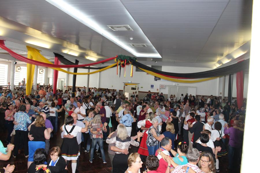 Baile da Terceira Idade foi atração na sexta-feira