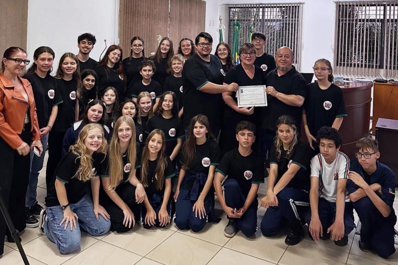 Integrantes da banda com a vereadora Andrea (Fotos: Divulgação / Câmara)