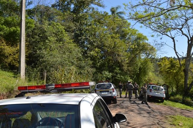 Encurralados pela BM, bandidos abandonaram veículo e fugiram para o mato