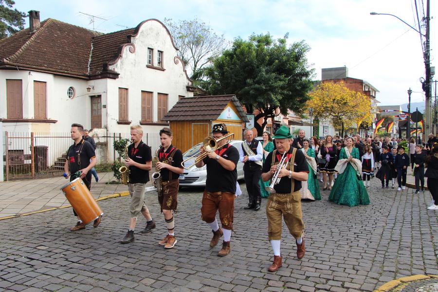 Bandinha típica Baila Baila acompanhou procissão pelas ruas do Centro