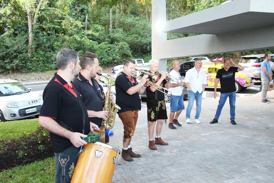 Bandinha típica Baila Baila animou o final de tarde de sexta