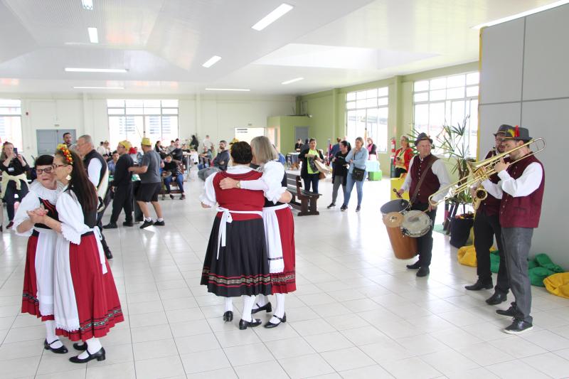 Grupo do Clube de Idosos Reviver foi convidado para participar dos festejos