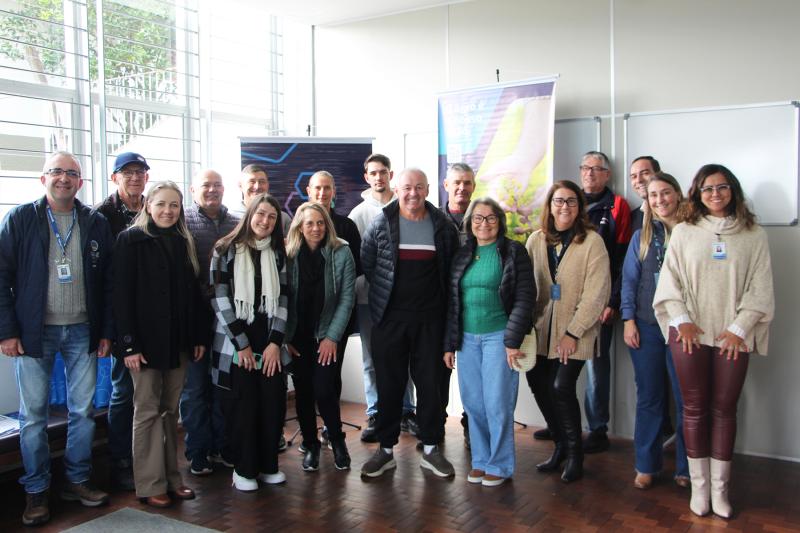 Banrisul formaliza entrega do 1º lote do Cartão Cidadão a agricultores familiares