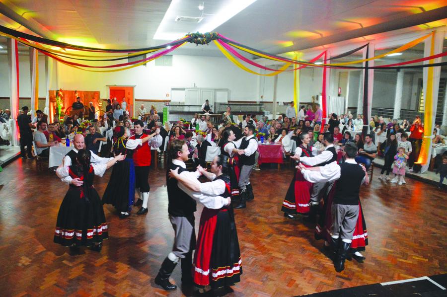 Baumschneis Volkstanzgruppe fez belíssima apresentação