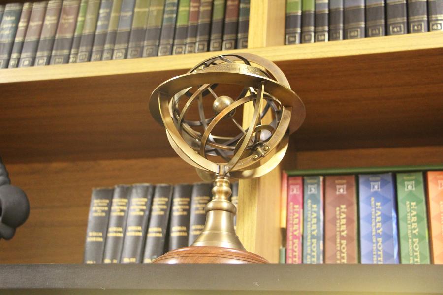 Biblioteca do Clube e troféu com a logomarca