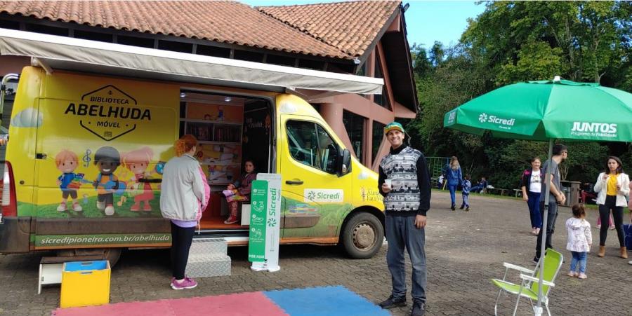 Biblioteca móvel Abelhuda do Sicredi proporcionou momentos de leitura