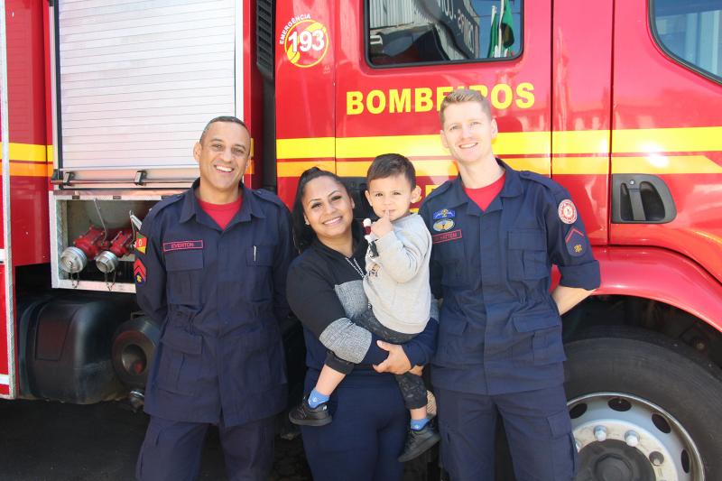 Sargento Everton Machado da Silva, que responde pelo comando do pelotão de Dois Irmãos, Priscila com o filho Murilo, e soldado Van Hattem