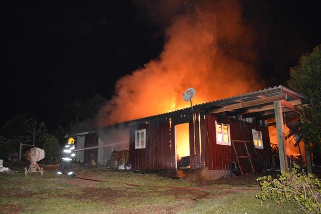 Incêndio foi controlado por volta da 1h30 da manhã