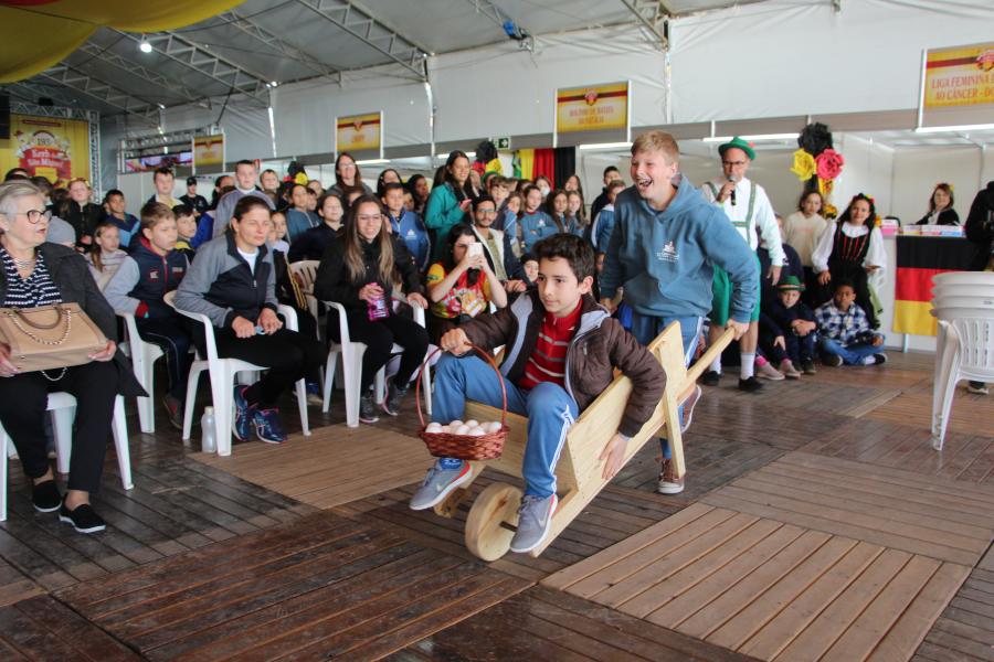 Brincadeiras garantiram boas risadas durante o Kerb das Escolas