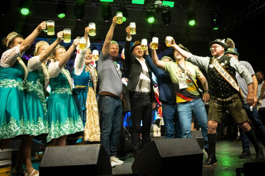 Brinde no palco abriu os festejos na sexta-feira