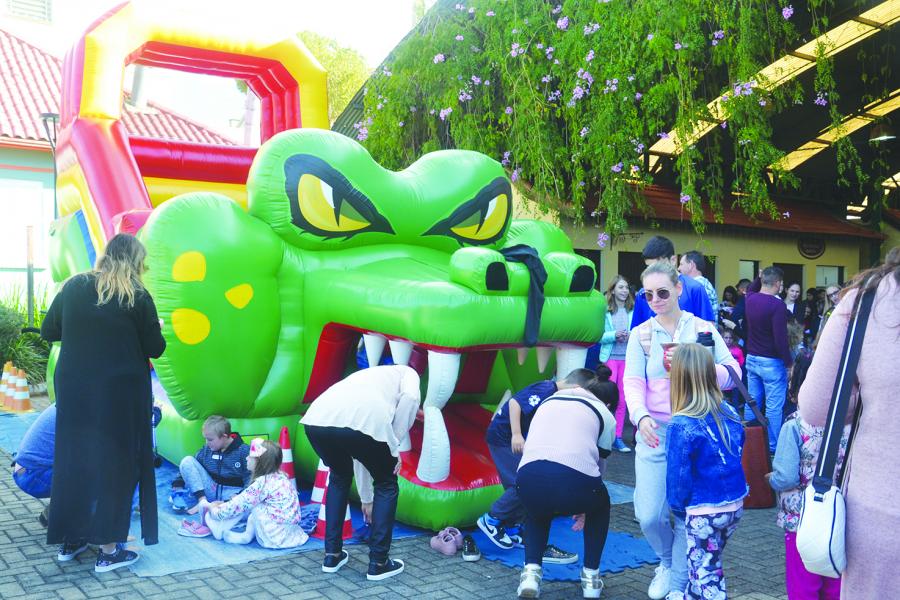 Brinquedos infláveis e cama elástica alegraram a criançada 
