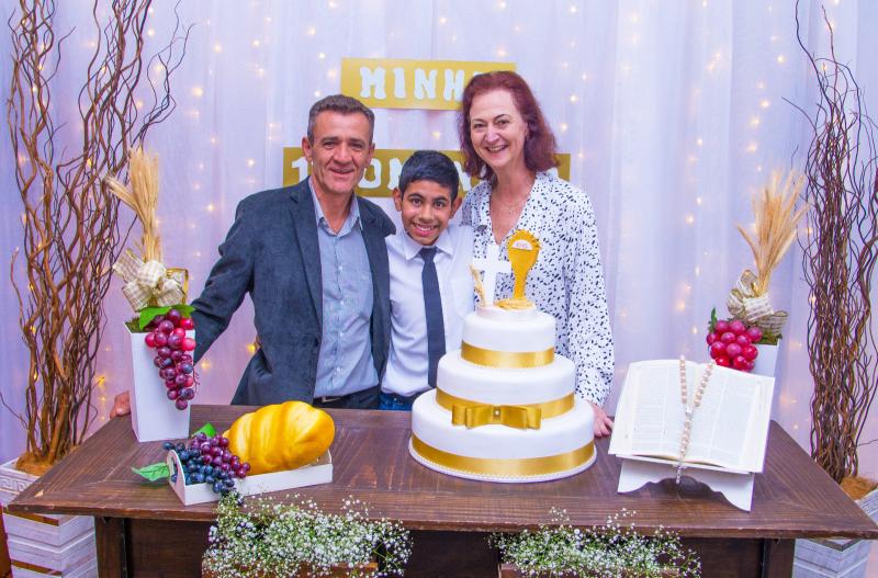 Bruno recebeu a Primeira Comunhão no dia 22, na Igreja Católica do Vale Direito. Na foto, com os pais Léo e Eliana (Foto: Leonardo Boufleur Fotografias)