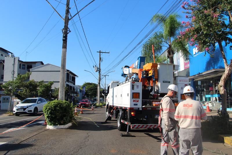 Equipe da RGE trabalha no local
