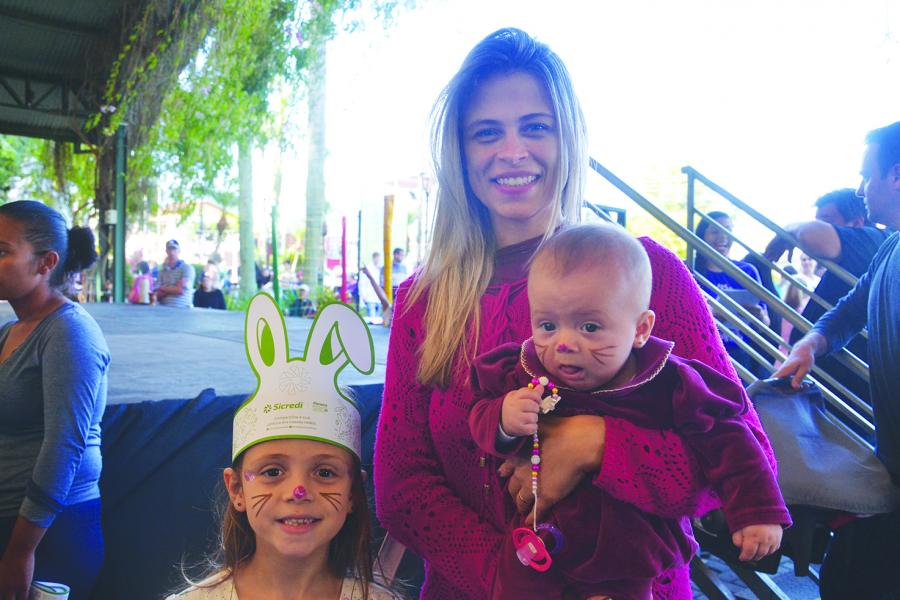 Camila Boeira Corrêa com as filhas Giovana e Diana 