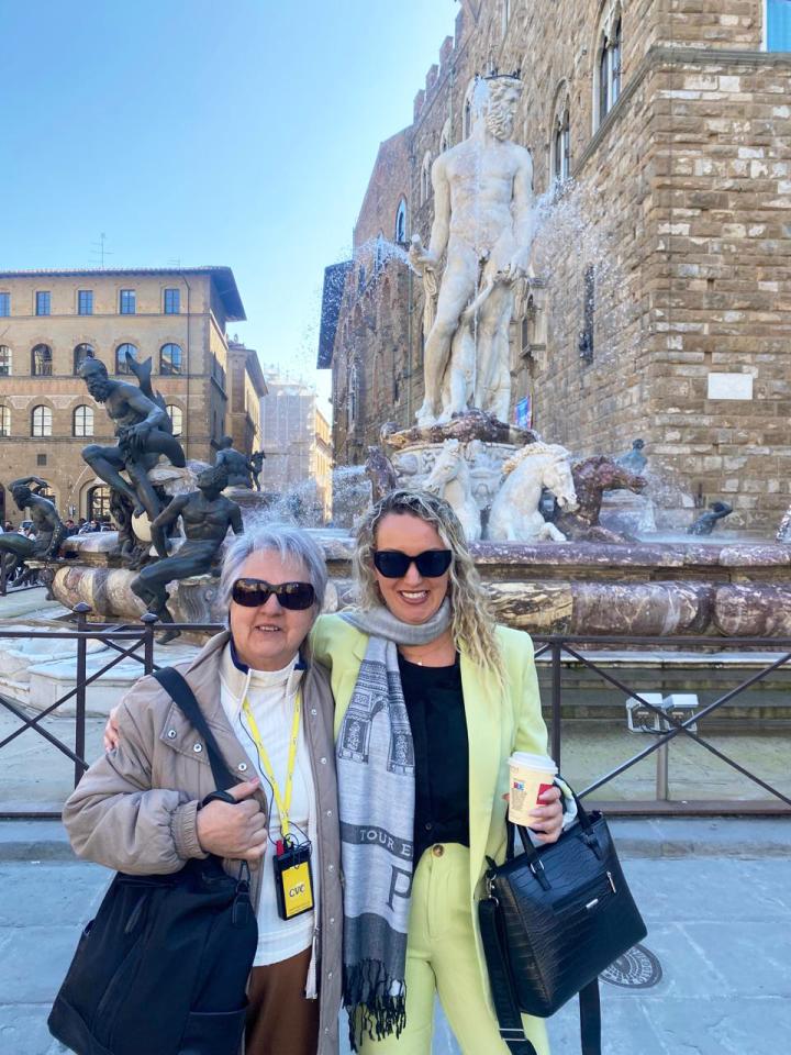 Camila e sua avó Irena em viagem pela Europa