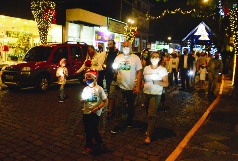 Caminhada Luminosa ocorreu pelas ruas do Centro