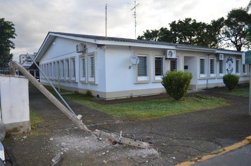 Poste está caído em frente ao portão de entrada das viaturas