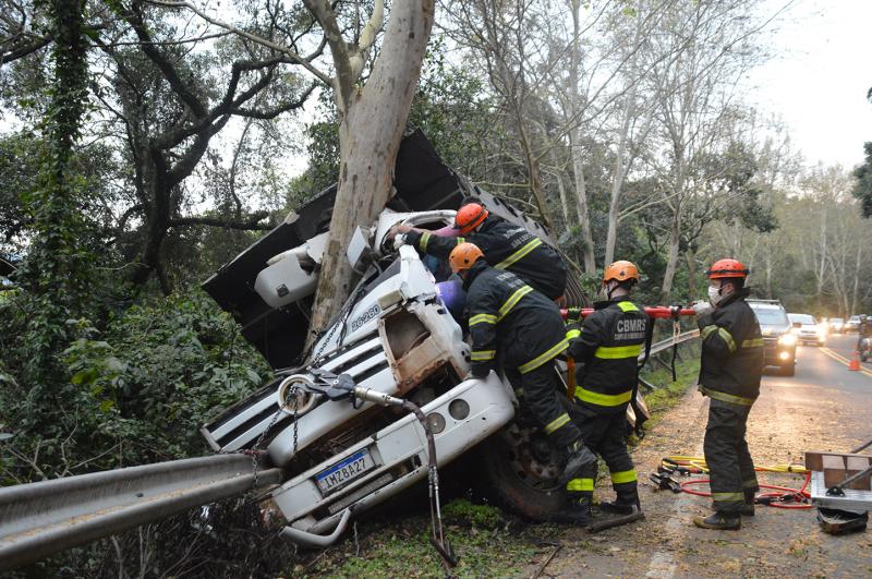 Bombeiros socorreram o motorista