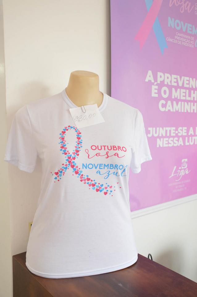 Camisetas e máscaras do Outubro Rosa e Novembro Azul estão à venda na entidade