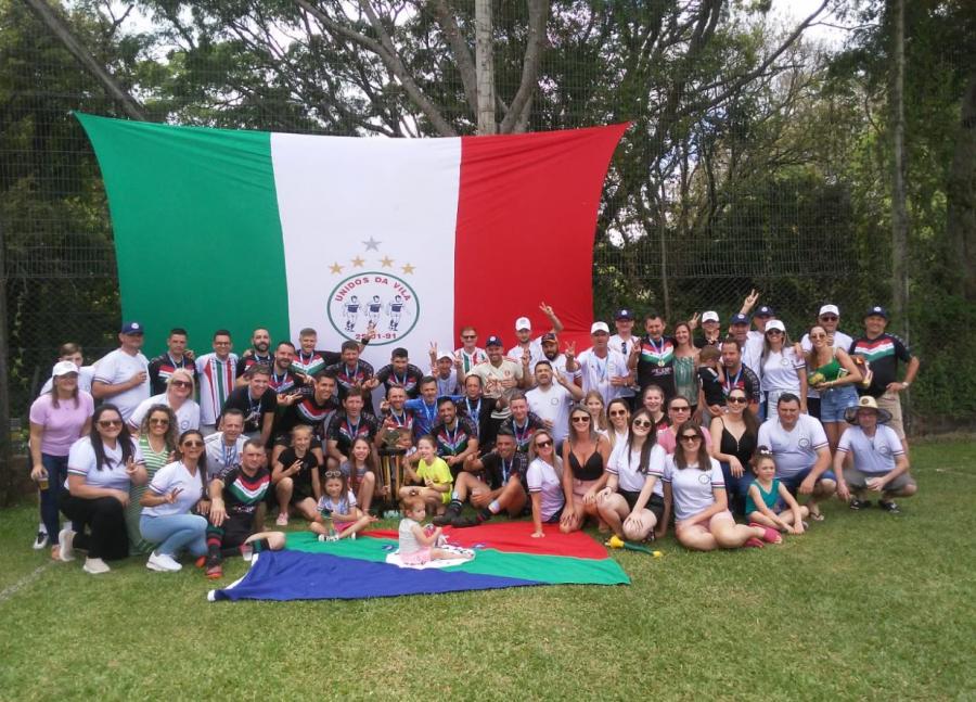 Campeões comemoram com a torcida