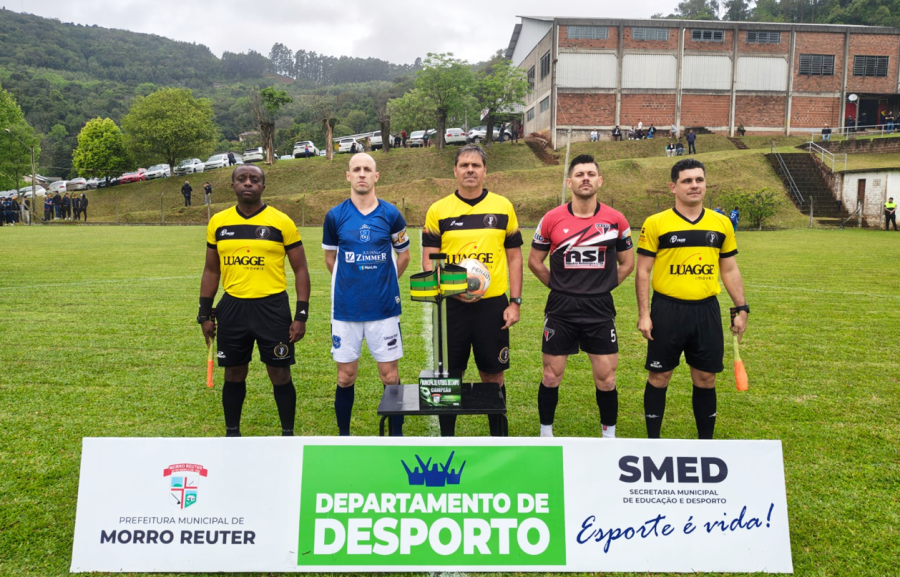Capitães com a equipe de arbitragem