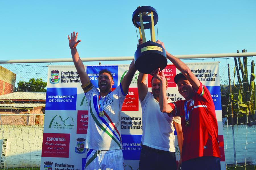 Capitão Alcemar e técnico Gaspar receberam o troféu de campeão do prefeito Jerri