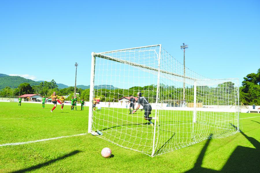 Capitão do 7, Manteiga abriu o placar com gol de pênalti
