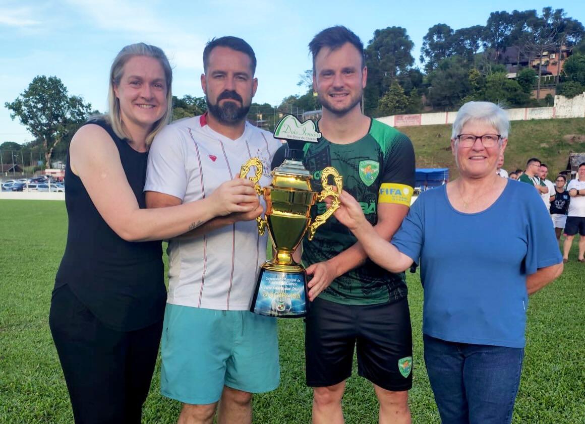 Capitão do Green Brush recebeu a taça das mãos da família de Padeiro