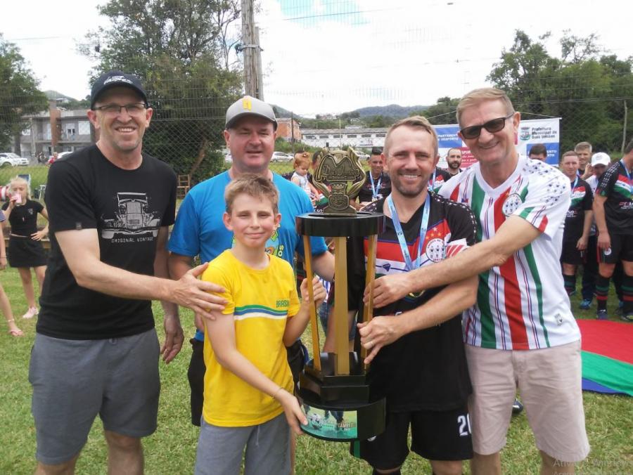 Capitão do Unidos da Vila recebe o troféu de campeão