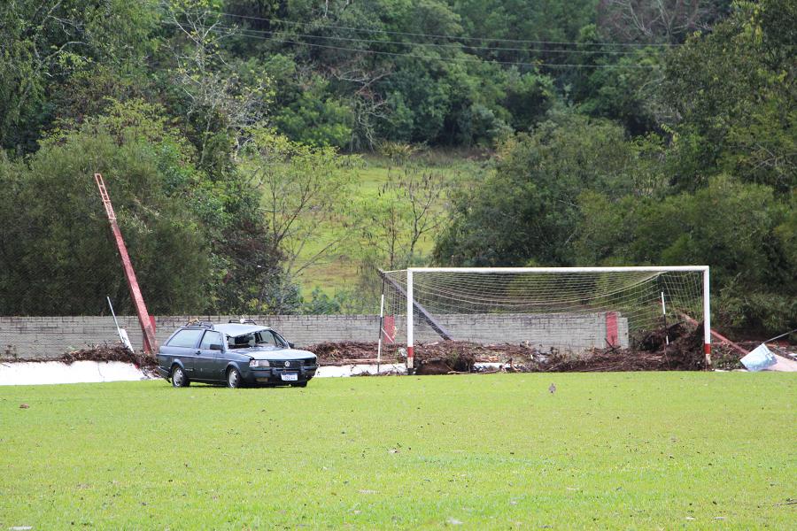 Carro de um morador foi arrastado para dentro do campo
