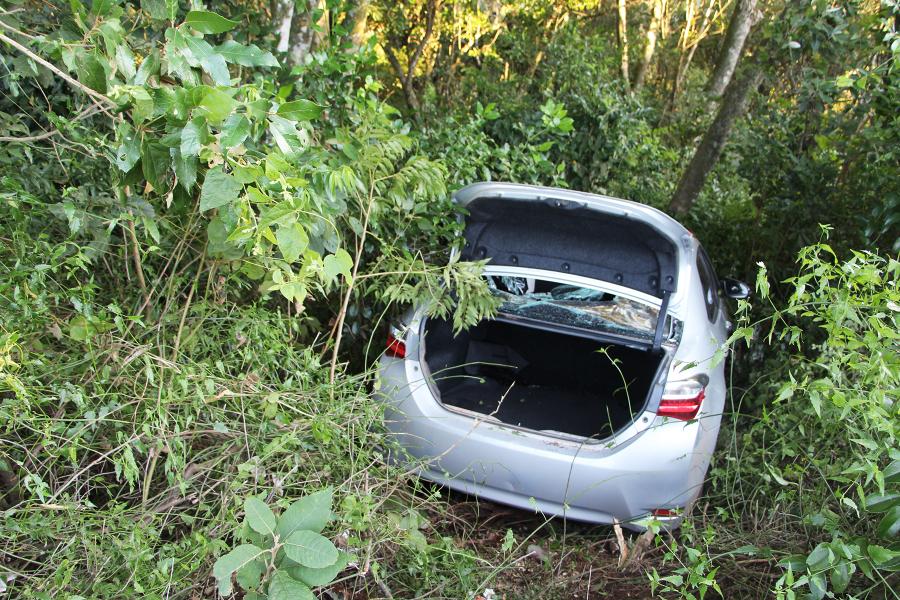Carro usado por bandidos foi parar no mato