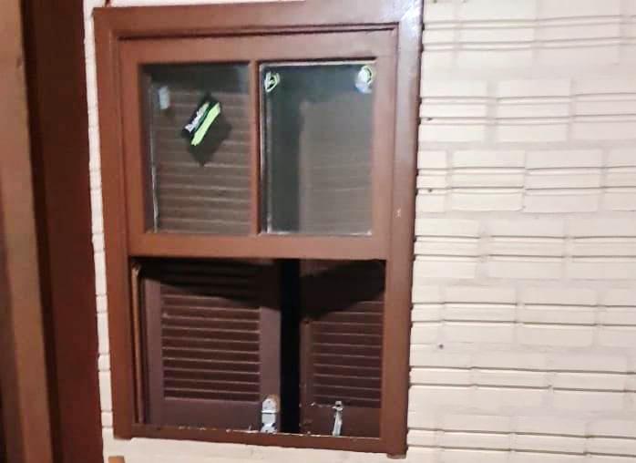 Acesso ao interior da residência foi por uma janela (Foto: Divulgação)