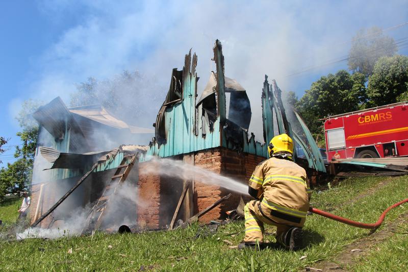 Uma mulher estava na residência, mas conseguiu sair com a ajuda de vizinhos