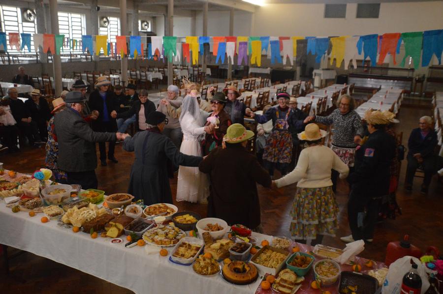 Casamento Caipira divertiu o Clube Reviver na tarde desta quarta-feira