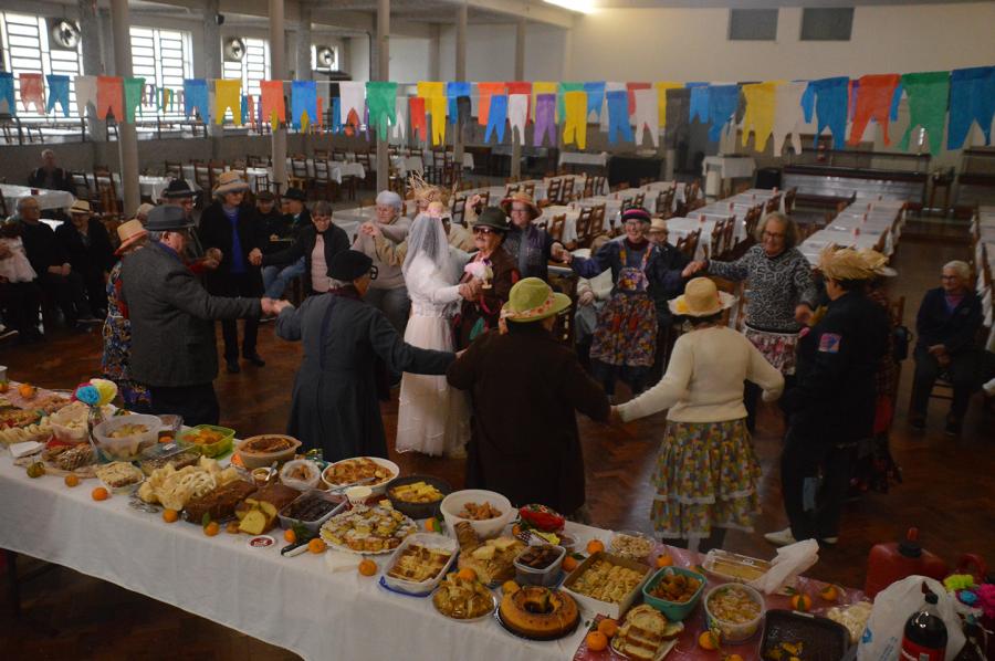 Casamento Caipira divertiu o Clube Reviver na tarde desta quarta-feira