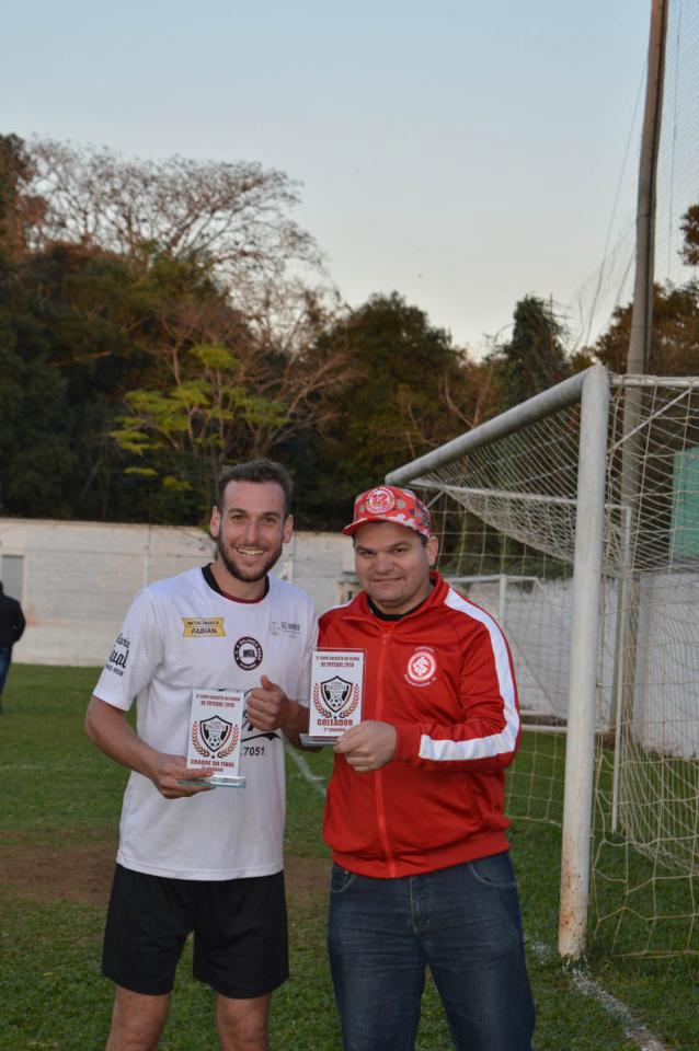 Cássio, do Balança, foi eleito o Craque da Final e também foi goleador, com 8 gols. Na foto, recebendo premiação de Chila
