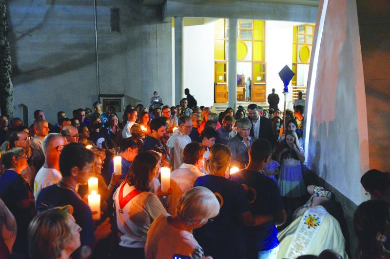 Comunidade participou da solenidade junto ao monumento