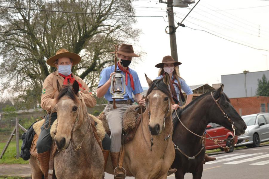Cavaleiros carregaram Chama Crioula até a abertura 