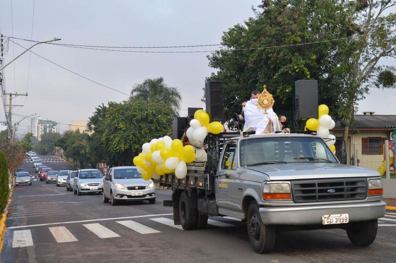 Depois da missa, Santíssimo foi levado em carreata pelas ruas da cidade